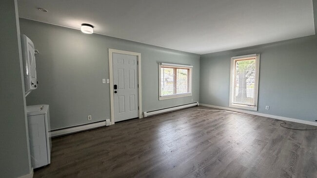 Building Photo - Newly Renovated 1BR | All Utilities Included | Prime Location