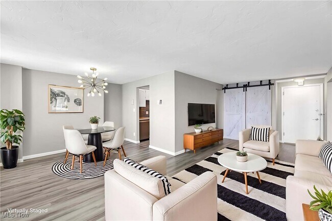 Foto del edificio - 12900 Lake Ave