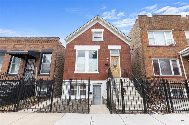 Building Photo - 2108 S Homan Ave