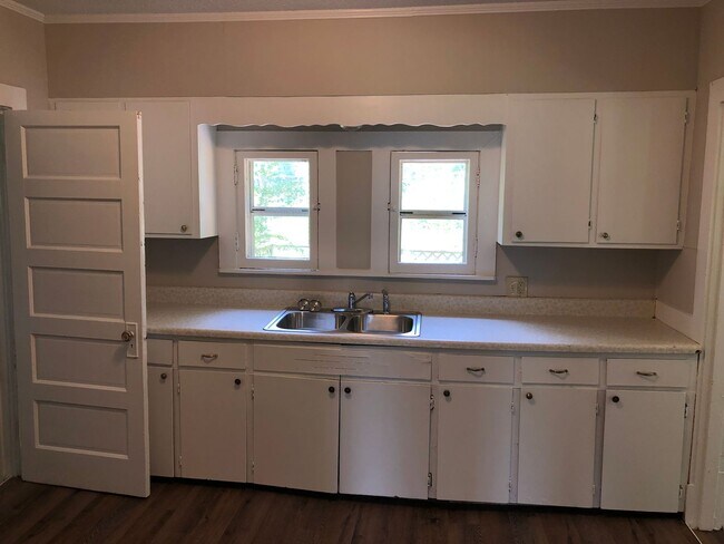 Foto del edificio - ****JUST REDUCED****495 Woodruff St. Court...