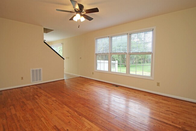 Building Photo - 1345 Goldfinch Dr