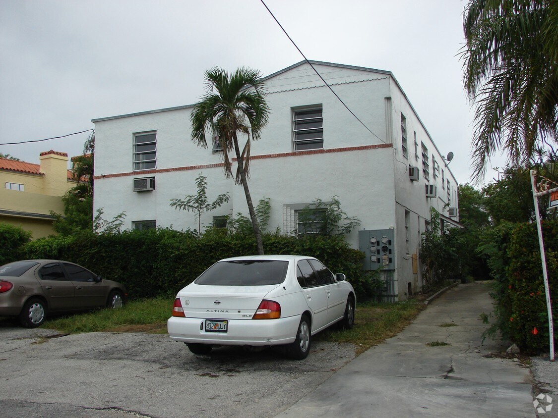 Building Photo - 2830 Pine Tree Dr