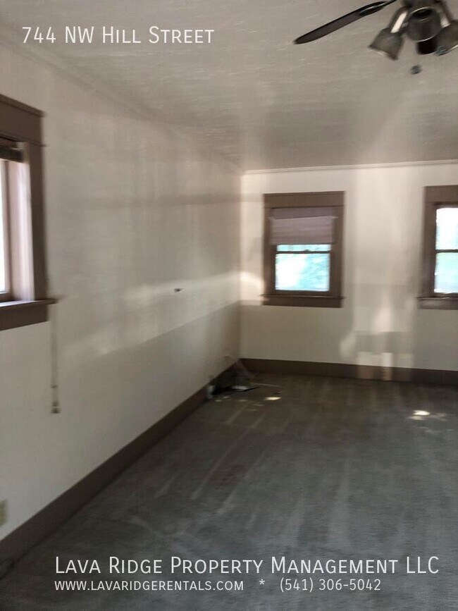 Foto del edificio - 744 NW Hill St