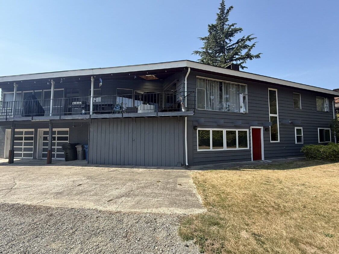 Primary Photo - Spacious 3 Bedroom Unit - READY FOR MOVE IN!