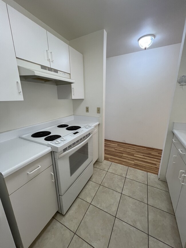 Building Photo - 10 Piwai Ln