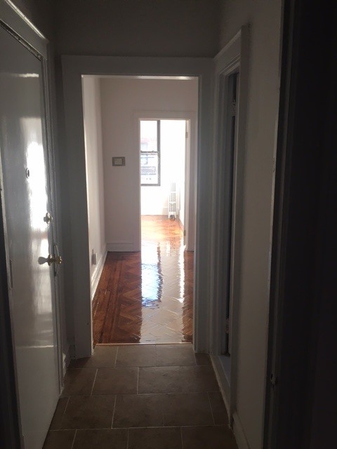 Foyer - 2211 Avenue U