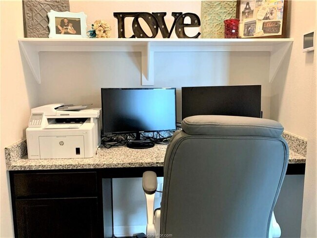 Foto del edificio - July Move-In! Beautiful 3 Bedroom home in ...