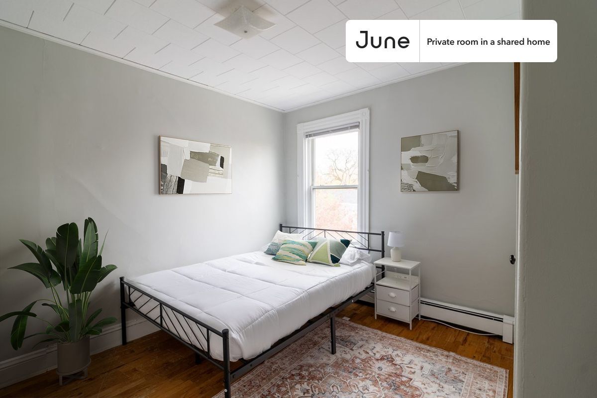 Foto principal - Private bedroom in 4 bed/1 bath Home
