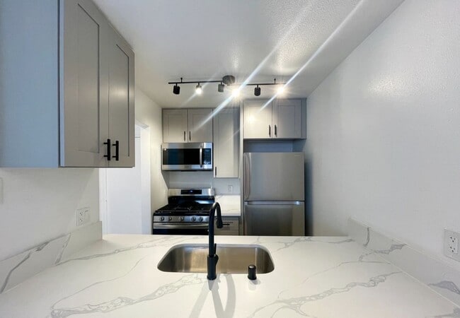 Foto del edificio - Modern Studio in Gated Van Nuys Community ...