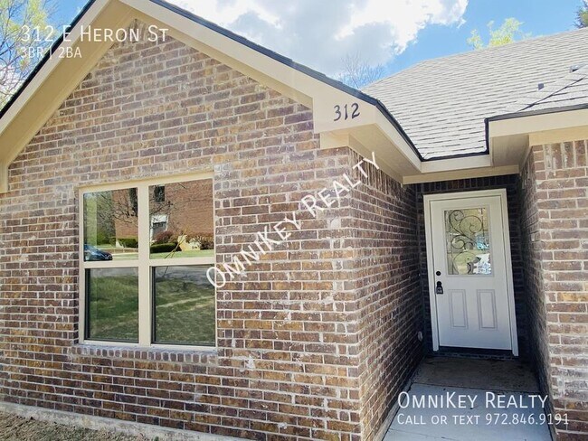 Building Photo - 312 E Heron St