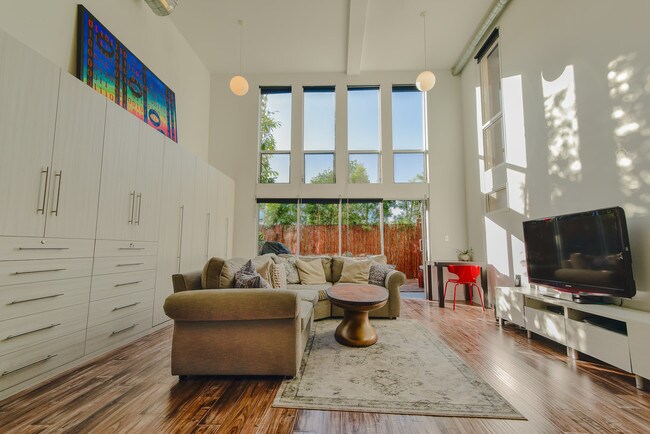 Área de estar - 4215 Glencoe Ave