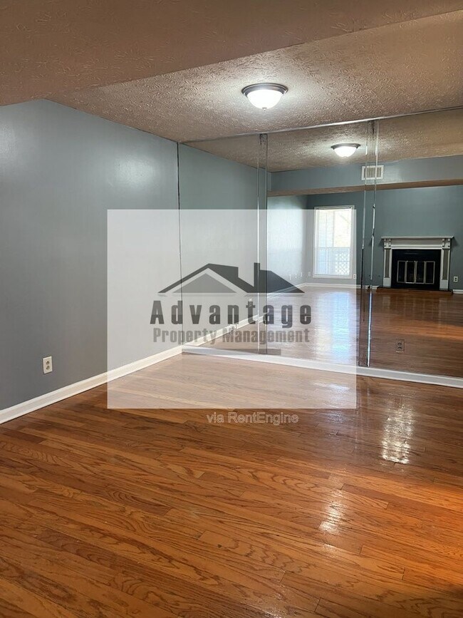 Foto del edificio - 9449 Cypress Ln