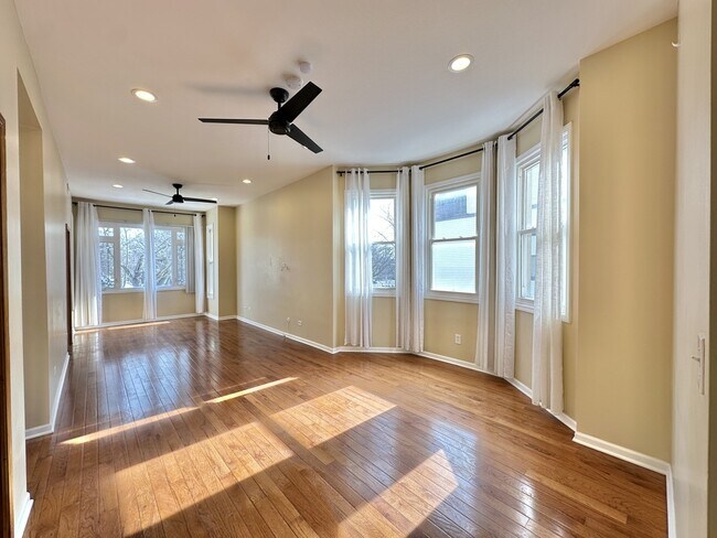 Building Photo - 2020 N Hamlin Ave