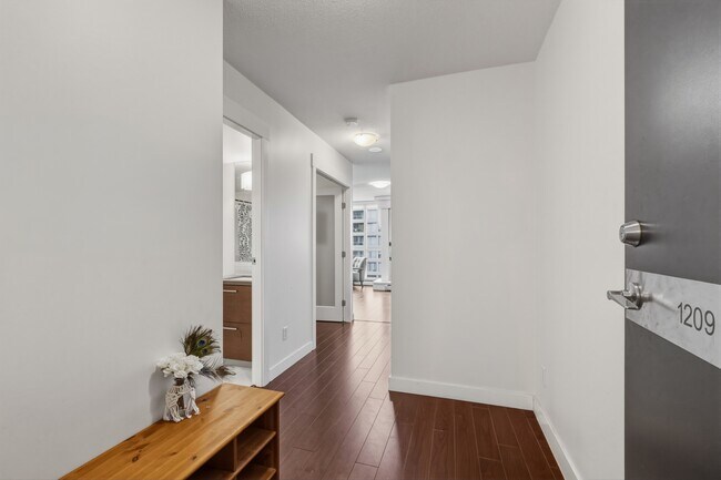 Building Photo - 10777-10777 University Dr