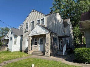 Building Photo - 226 E Maple St