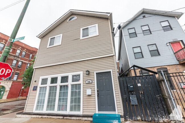 Building Photo - 700 N Noble St