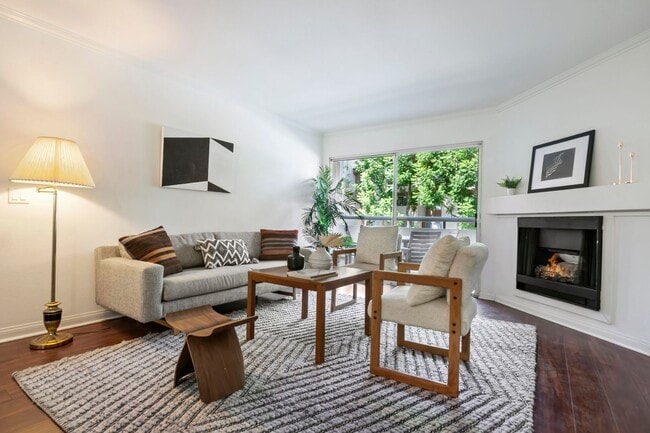 Foto del edificio - Great Woodland Hills Location!