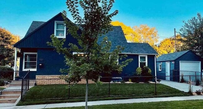 Building Photo - Nice! Spacious! 3 Bedroom Gem-Central Location