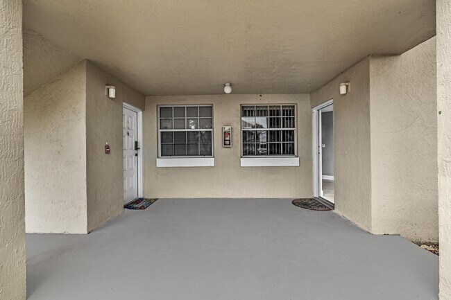Building Photo - 2851 N Oakland Forest Dr