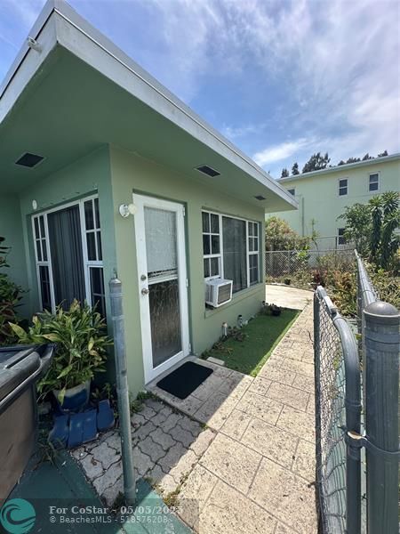 Primary Photo - 1126 N H St