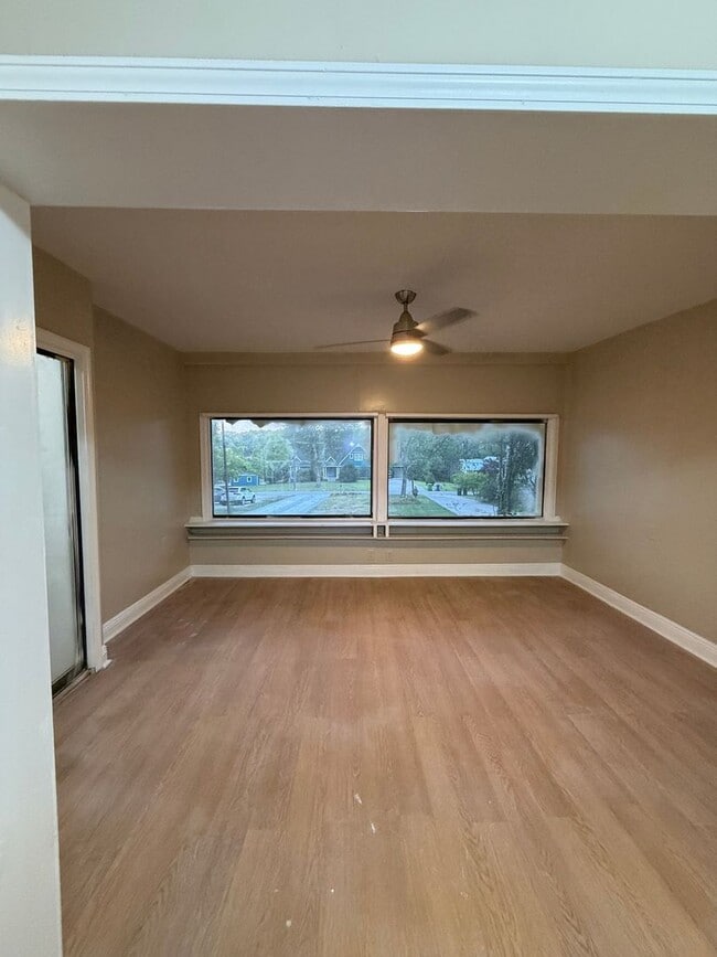 Building Photo - 967 Lake Dr