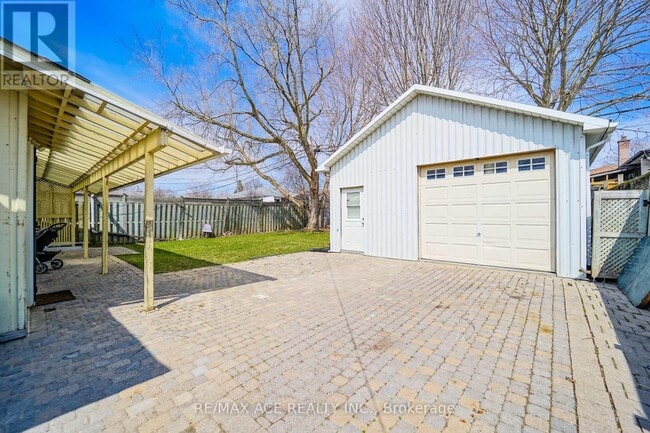 Building Photo - 1425 Lakefield St