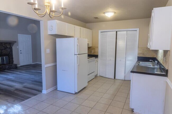 Building Photo - 2142 Valley Oaks Dr SE