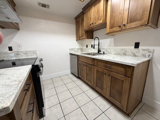 Foto del edificio - Fully Renovated 2-Bedroom Home with Spacious Backyard – Move-In Ready in Sacramento