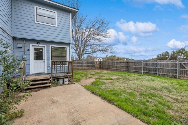 Building Photo - 2 Week Free Move-In Incentive! Lago Vista Living | 2 Bed | Private Yard | Lake Access + Amenities