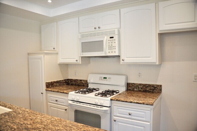 Foto del edificio - LEFFINGWELL #43 WHITTIER 90603 (2 BED / 2 BATH)