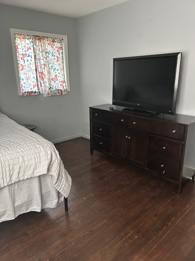 Dressers, TV w/ internet and fire stick, Netflix, HBO MAX - 31365 Pagels Dr