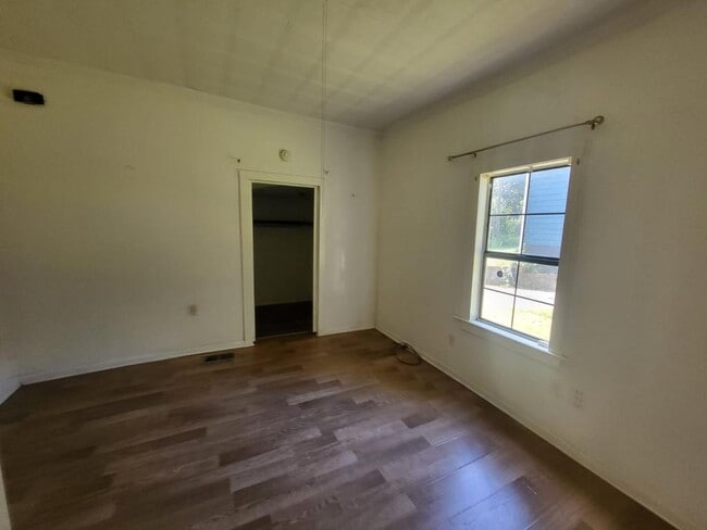 Building Photo - 826 Gracey Ave