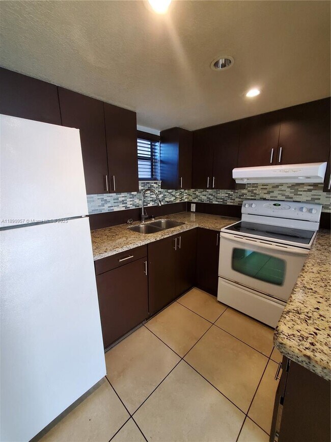 Foto del edificio - 8290 Lake Dr