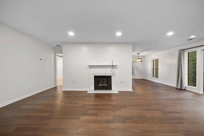 Building Photo - Beautiful 2 bedroom updated end unit in Bu...