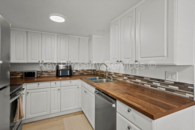 Foto del edificio - Updated Lakeshore Area Condo