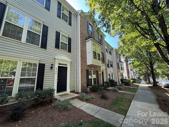 Foto del edificio - 9766 Blossom Hill Dr