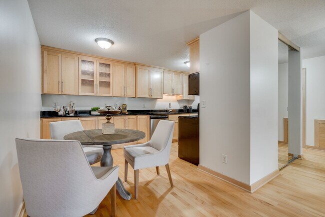 Foto del interior - 311 Kenwood Apartments | Spacious 1-Bedroo...