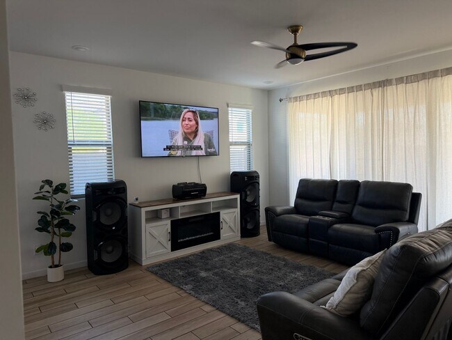 Foto del edificio - 7407 W Gardenia Ave
