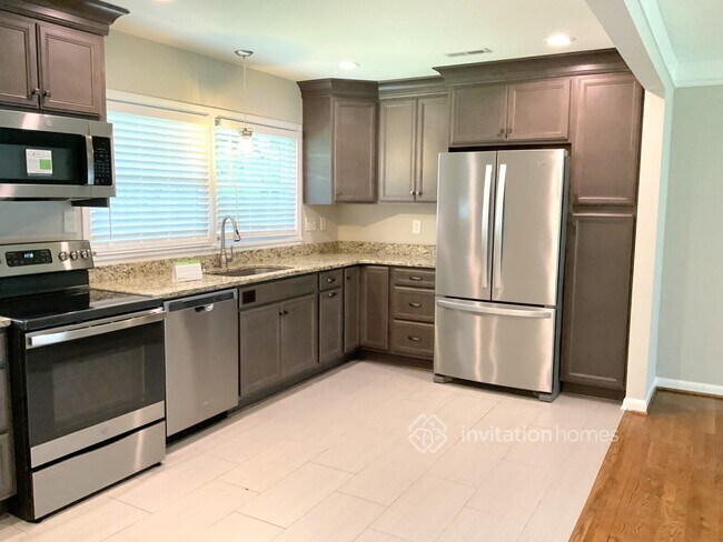 Building Photo - 8615 Larchmont Cir