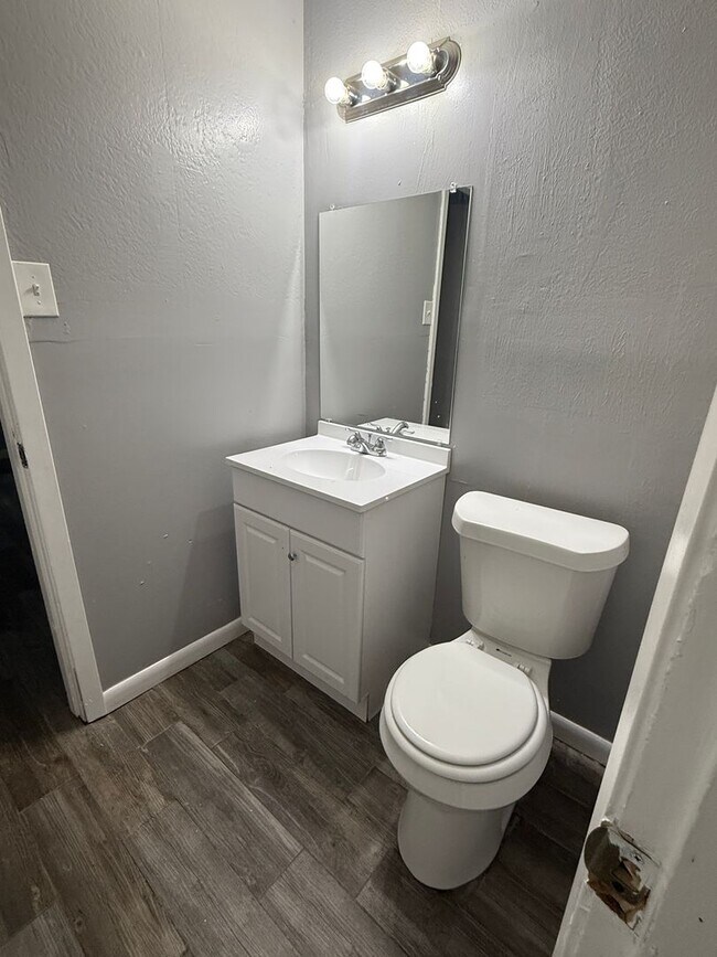 Foto del edificio - Newly Renovated 4 Bedroom 1.5 Bathroom Family Home