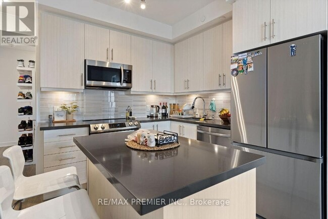 Building Photo - 95 Oneida Crescent