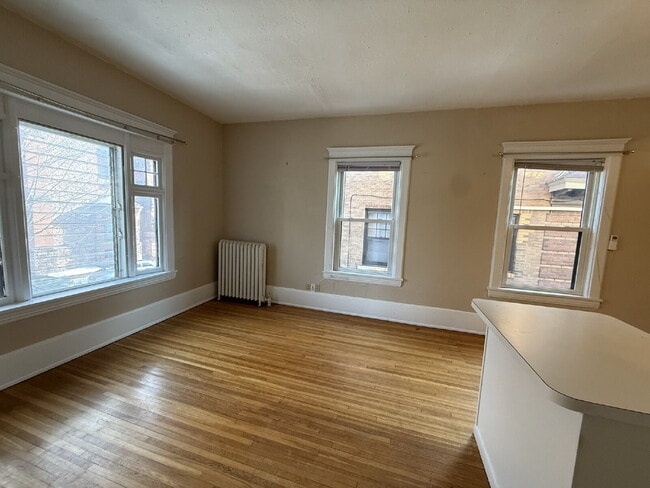 Building Photo - Spacious 1Bed, 1Bath in Lake of the Isles Neighborhood!