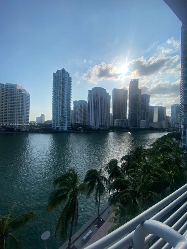 Foto del edificio - 335 S Biscayne Blvd