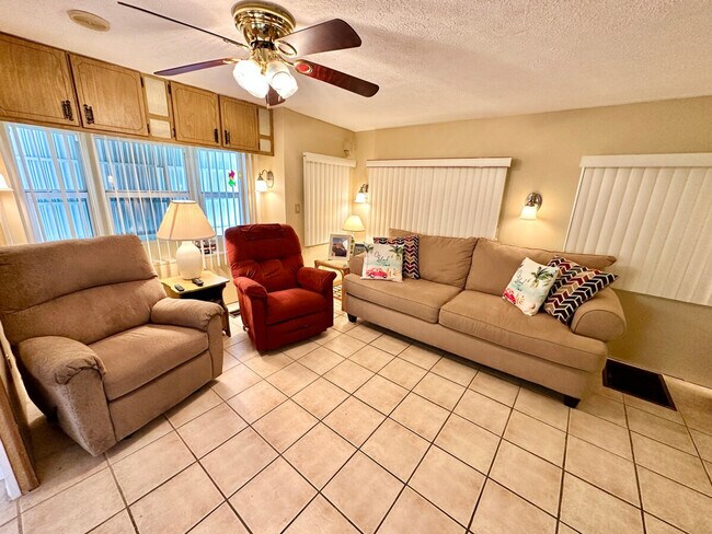 Foto del edificio - 2085 Nettles Blvd