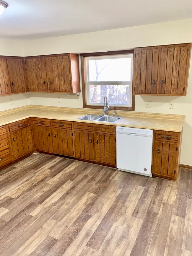 Building Photo - 4122 Robin Rd