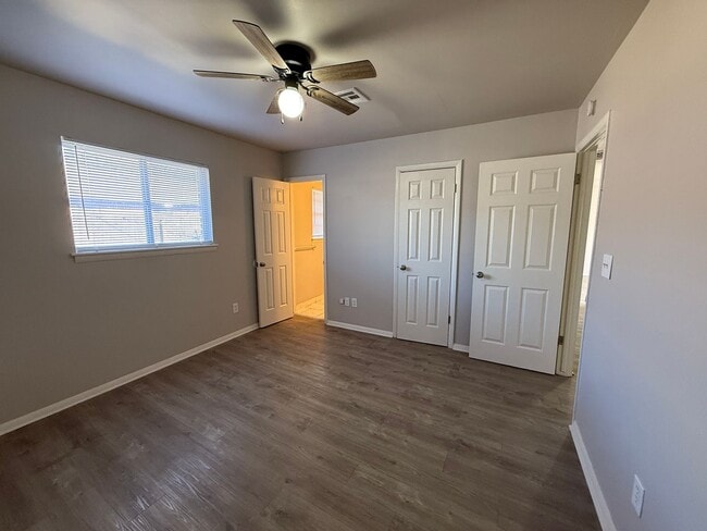 Foto del edificio - Tulsa 3 Bedroom 1 Bath Duplex with Fenced private Backyard