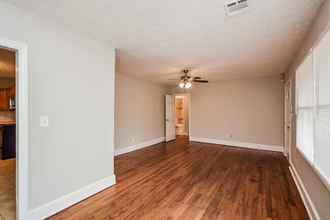 Foto del edificio - 1864 Pinedale Pl