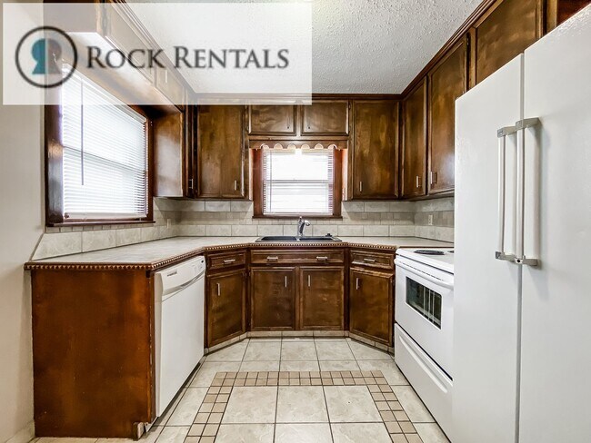 Foto del edificio - 4 Bed 2 Bath with Bonus Room