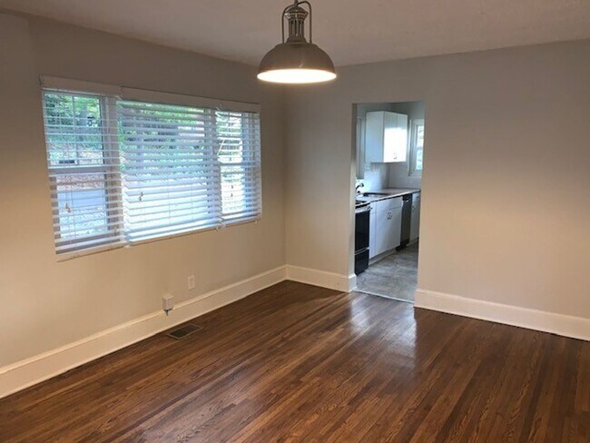 Building Photo - Adorable Two Bedroom Duplex in Plaza Midwo...