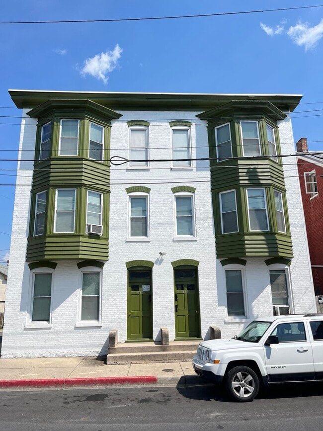 Building Photo - 352 S Locust St